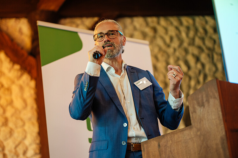 Prof. Dr. Dr. Tade Matthias Spranger steht auf der Bühne und spricht.