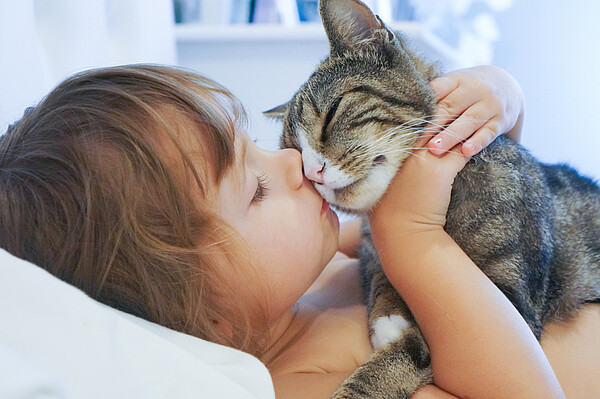 Kind_und_Katze__c_shutterstock_159491105.jpg