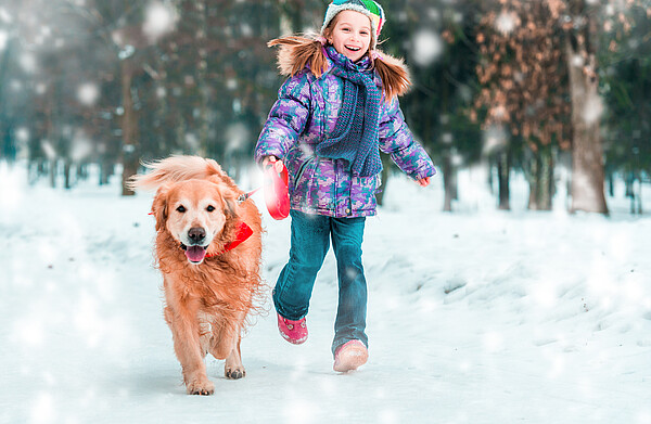 Maedchen_und_Hund_im_Schnee_c_panthermedia_B53242473.jpg