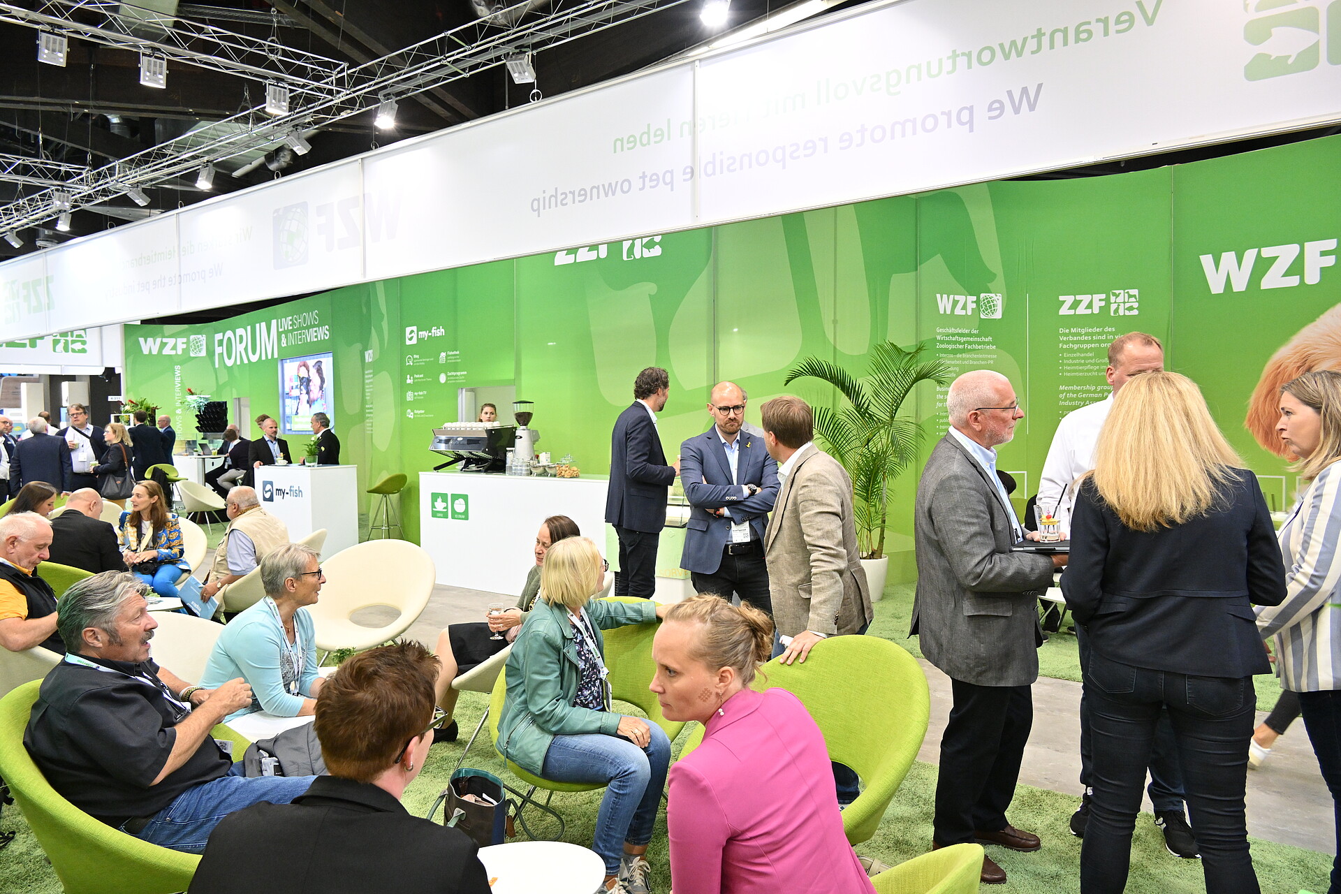 Viele Personen auf einem Messestand
